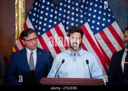 Washington, Usa. November 2023. Der Sprecher des Repräsentantenhauses der Vereinigten Staaten Mike Johnson (Republikaner von Louisiana) hört zu, während Liran Berman während einer Pressekonferenz mit Familien von Geiseln im Gazastreifen im US-Kapitol in Washington, DC, USA, über seine Brüder Hamas Geiseln Gali und Ziv Berman spricht. 2023. Foto: Rod Lamkey/CNP/ABACAPRESS.COM Credit: abaca Press/Alamy Live News Stockfoto