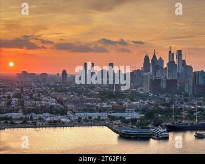 Blick aus der Vogelperspektive auf den Sonnenuntergang hinter dem Zentrum von Philadelphia Stockfoto