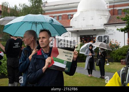 November 2023, Melbourne, Australien. Ein pro-palästinensischer Aktivist hält im Regen ein Zeichen im Rahmen einer Kundgebung vor dem Rathaus von Coburg, um Mitglieder des Merri-bek-rates zu unterstützen, die erfolgreich über einen Antrag für einen Waffenstillstand in Gaza abgestimmt haben, neben der Bereitstellung von Hilfe für diejenigen, die in dem vom Krieg zerrütteten Gebiet leben, und der Beendigung von ratsverträgen zur Unterstützung des israelischen Militärs. Diese Anträge werden dann an die Bundesregierung weitergeleitet. Quelle: Jay Kogler/Alamy Live News Stockfoto