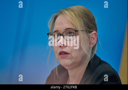 Bundespressekonferenz zum Lagebild Antisemitismus am 07.11.2023 in Berlin. Foto: Beate Kuepper Küpper, Sozialpsychologin und Professorin für soziale Arbeit die Amadeu Antonio Stiftung sieht in Deutschland eine neue Welle des Antisemitismus. So wuerden woechentliche Angriffe auf Erinnerungsorte die Arbeit der Gedenkstaetten massiv behindern, heisst es in einem am Dienstag in Berlin vorgestellten Zivilgesellschaftlichen Lagebild Antisemitismus der Stiftung. Der Antisemitismusbeauftragte der Bundesregierung, Felix Klein, wies auf die bundesweite Beschaedigung und Zerstoerung von Plakaten der Bil Stockfoto