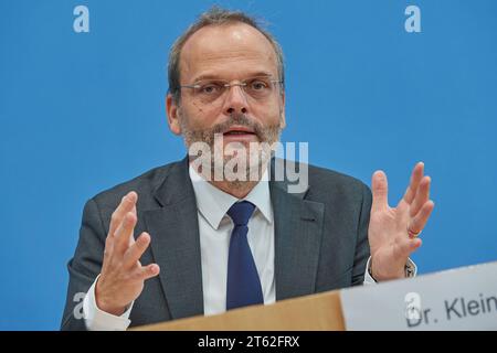 Bundespressekonferenz zum Lagebild Antisemitismus am 07.11.2023 in Berlin. Foto: Felix Klein, Beauftragter der Bundesregierung für juedisches Leben in Deutschland und den Kampf gegen Antisemitismus die Amadeu Antonio Stiftung sieht in Deutschland eine neue Welle des Antisemitismus. So wuerden woechentliche Angriffe auf Erinnerungsorte die Arbeit der Gedenkstaetten massiv behindern, heisst es in einem am Dienstag in Berlin vorgestellten Zivilgesellschaftlichen Lagebild Antisemitismus der Stiftung. Der Antisemitismusbeauftragte der Bundesregierung, Felix Klein, wies auf die bundesweite Beschaed Stockfoto