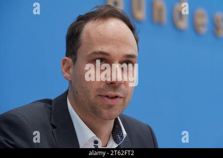 Bundespressekonferenz zum Lagebild Antisemitismus am 07.11.2023 in Berlin. Foto: Nikolas Lelle, Amadeu Antonio Stiftung die Amadeu Antonio Stiftung sieht in Deutschland eine neue Welle des Antisemitismus. So wuerden woechentliche Angriffe auf Erinnerungsorte die Arbeit der Gedenkstaetten massiv behindern, heisst es in einem am Dienstag in Berlin vorgestellten Zivilgesellschaftlichen Lagebild Antisemitismus der Stiftung. Der Antisemitismusbeauftragte der Bundesregierung, Felix Klein, wies auf die bundesweite Beschaedigung und Zerstoerung von Plakaten der Bildungs- und Aktionswochen gegen Antise Stockfoto