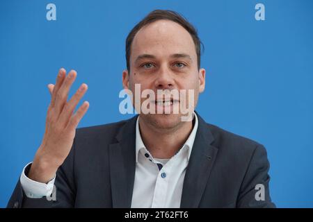 Bundespressekonferenz zum Lagebild Antisemitismus am 07.11.2023 in Berlin. Foto: Nikolas Lelle, Amadeu Antonio Stiftung die Amadeu Antonio Stiftung sieht in Deutschland eine neue Welle des Antisemitismus. So wuerden woechentliche Angriffe auf Erinnerungsorte die Arbeit der Gedenkstaetten massiv behindern, heisst es in einem am Dienstag in Berlin vorgestellten Zivilgesellschaftlichen Lagebild Antisemitismus der Stiftung. Der Antisemitismusbeauftragte der Bundesregierung, Felix Klein, wies auf die bundesweite Beschaedigung und Zerstoerung von Plakaten der Bildungs- und Aktionswochen gegen Antise Stockfoto