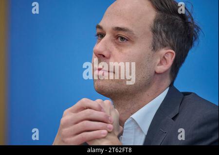 Bundespressekonferenz zum Lagebild Antisemitismus am 07.11.2023 in Berlin. Foto: Nikolas Lelle, Amadeu Antonio Stiftung die Amadeu Antonio Stiftung sieht in Deutschland eine neue Welle des Antisemitismus. So wuerden woechentliche Angriffe auf Erinnerungsorte die Arbeit der Gedenkstaetten massiv behindern, heisst es in einem am Dienstag in Berlin vorgestellten Zivilgesellschaftlichen Lagebild Antisemitismus der Stiftung. Der Antisemitismusbeauftragte der Bundesregierung, Felix Klein, wies auf die bundesweite Beschaedigung und Zerstoerung von Plakaten der Bildungs- und Aktionswochen gegen Antise Stockfoto