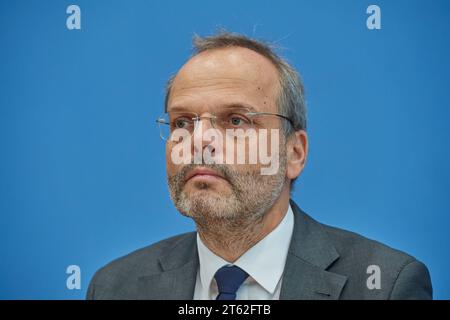 Bundespressekonferenz zum Lagebild Antisemitismus am 07.11.2023 in Berlin. Foto: Felix Klein, Beauftragter der Bundesregierung für juedisches Leben in Deutschland und den Kampf gegen Antisemitismus die Amadeu Antonio Stiftung sieht in Deutschland eine neue Welle des Antisemitismus. So wuerden woechentliche Angriffe auf Erinnerungsorte die Arbeit der Gedenkstaetten massiv behindern, heisst es in einem am Dienstag in Berlin vorgestellten Zivilgesellschaftlichen Lagebild Antisemitismus der Stiftung. Der Antisemitismusbeauftragte der Bundesregierung, Felix Klein, wies auf die bundesweite Beschaed Stockfoto