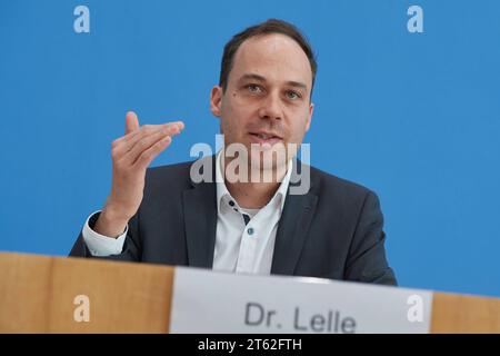 Bundespressekonferenz zum Lagebild Antisemitismus am 07.11.2023 in Berlin. Foto: Nikolas Lelle, Amadeu Antonio Stiftung die Amadeu Antonio Stiftung sieht in Deutschland eine neue Welle des Antisemitismus. So wuerden woechentliche Angriffe auf Erinnerungsorte die Arbeit der Gedenkstaetten massiv behindern, heisst es in einem am Dienstag in Berlin vorgestellten Zivilgesellschaftlichen Lagebild Antisemitismus der Stiftung. Der Antisemitismusbeauftragte der Bundesregierung, Felix Klein, wies auf die bundesweite Beschaedigung und Zerstoerung von Plakaten der Bildungs- und Aktionswochen gegen Antise Stockfoto