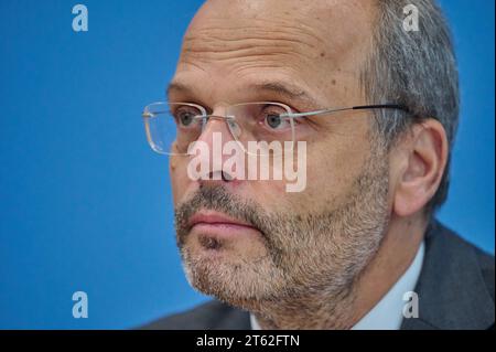 Bundespressekonferenz zum Lagebild Antisemitismus am 07.11.2023 in Berlin. Foto: Felix Klein, Beauftragter der Bundesregierung für juedisches Leben in Deutschland und den Kampf gegen Antisemitismus die Amadeu Antonio Stiftung sieht in Deutschland eine neue Welle des Antisemitismus. So wuerden woechentliche Angriffe auf Erinnerungsorte die Arbeit der Gedenkstaetten massiv behindern, heisst es in einem am Dienstag in Berlin vorgestellten Zivilgesellschaftlichen Lagebild Antisemitismus der Stiftung. Der Antisemitismusbeauftragte der Bundesregierung, Felix Klein, wies auf die bundesweite Beschaed Stockfoto