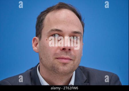 Bundespressekonferenz zum Lagebild Antisemitismus am 07.11.2023 in Berlin. Foto: Nikolas Lelle, Amadeu Antonio Stiftung die Amadeu Antonio Stiftung sieht in Deutschland eine neue Welle des Antisemitismus. So wuerden woechentliche Angriffe auf Erinnerungsorte die Arbeit der Gedenkstaetten massiv behindern, heisst es in einem am Dienstag in Berlin vorgestellten Zivilgesellschaftlichen Lagebild Antisemitismus der Stiftung. Der Antisemitismusbeauftragte der Bundesregierung, Felix Klein, wies auf die bundesweite Beschaedigung und Zerstoerung von Plakaten der Bildungs- und Aktionswochen gegen Antise Stockfoto