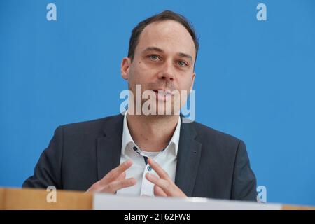 Bundespressekonferenz zum Lagebild Antisemitismus am 07.11.2023 in Berlin. Foto: Nikolas Lelle, Amadeu Antonio Stiftung die Amadeu Antonio Stiftung sieht in Deutschland eine neue Welle des Antisemitismus. So wuerden woechentliche Angriffe auf Erinnerungsorte die Arbeit der Gedenkstaetten massiv behindern, heisst es in einem am Dienstag in Berlin vorgestellten Zivilgesellschaftlichen Lagebild Antisemitismus der Stiftung. Der Antisemitismusbeauftragte der Bundesregierung, Felix Klein, wies auf die bundesweite Beschaedigung und Zerstoerung von Plakaten der Bildungs- und Aktionswochen gegen Antise Stockfoto