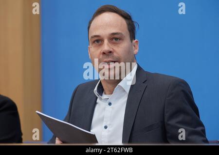 Bundespressekonferenz zum Lagebild Antisemitismus am 07.11.2023 in Berlin. Foto: Nikolas Lelle, Amadeu Antonio Stiftung die Amadeu Antonio Stiftung sieht in Deutschland eine neue Welle des Antisemitismus. So wuerden woechentliche Angriffe auf Erinnerungsorte die Arbeit der Gedenkstaetten massiv behindern, heisst es in einem am Dienstag in Berlin vorgestellten Zivilgesellschaftlichen Lagebild Antisemitismus der Stiftung. Der Antisemitismusbeauftragte der Bundesregierung, Felix Klein, wies auf die bundesweite Beschaedigung und Zerstoerung von Plakaten der Bildungs- und Aktionswochen gegen Antise Stockfoto