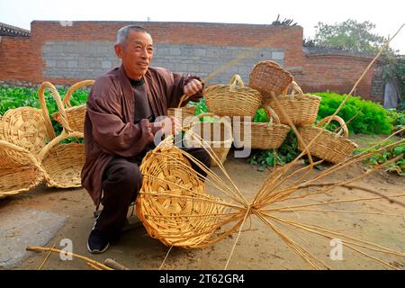 Luannan County - 19. Oktober 2016: Ein handgewebter Korb aus China, Luannan County, Provinz Hebei, China Stockfoto