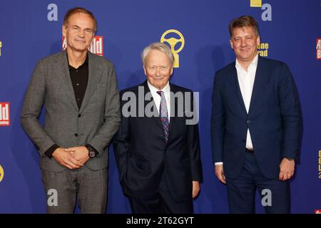 Das Goldene Lenkrad 2023 Oliver Blume, Wolfgang Porsche und Gernot Döllner bei der Verleihung des Goldenen Lenkrads 2023 im Axel Springer Hochhaus am 07.11.2023 in Berlin. *** The Golden Steering Wheel 2023 Oliver Blume, Wolfgang Porsche und Gernot Döllner bei der Preisverleihung Golden Steering Wheel 2023 im Axel Springer Tower am 07 11 2023 in Berlin Copyright: XEventpressxKochanx Credit: Imago/Alamy Live News Stockfoto