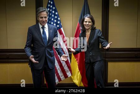 Annalena Baerbock l Buendnis 90/die Gruenen, Bundesaussenministerin, nimmt Teil am Treffen der G7- Aussenministerinnen und Aussenminister in Tokio, Japan. Hier ein bilaterales Treffen mit dem amerikanischen Aussenminister Antony blinken. Tokio Japan *** Annalena Baerbock l Buendnis 90 die Gruenen, Bundesaußenministerin, nimmt an dem Treffen der G7-Außenminister in Tokio Teil hier findet ein bilaterales Treffen mit dem US-Außenminister Antony Blinken Tokio Japan statt Copyright: XThomasxKoehlerx Credit: Imago/Alamy Live News Stockfoto