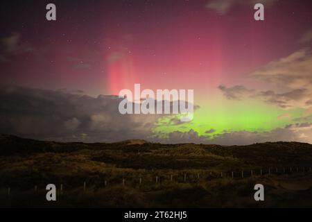 Farbenfrohe Nordlichter von der niederländischen Küste aus gesehen Stockfoto