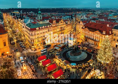 Abendblick auf den berühmten Weihnachtsmarkt auf dem Altstädter Ring in Prag, Tschechien. Stockfoto