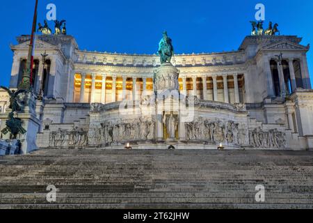 Außenansicht des Nationaldenkmals Victor Emmanuel II., beleuchtet am Abend in Rom, Italien. Stockfoto