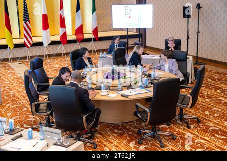 Tokio, Japan. November 2023. Die Außenminister der G7 im Gespräch vor Beginn einer Arbeitssitzung zur Lage in der Ukraine. Quelle: Sina Schuldt/dpa/Alamy Live News Stockfoto