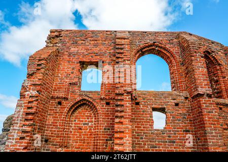 Blick auf die Ruinen der Kirche von Hoff. Alte Ruine am Strand der polnischen Ostsee. Stockfoto