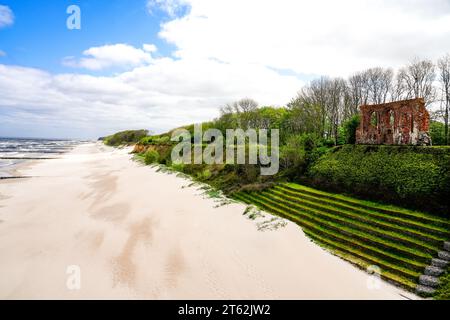 Blick auf die Ruinen der Kirche von Hoff. Alte Ruine am Strand der polnischen Ostsee mit der umliegenden Natur. Stockfoto