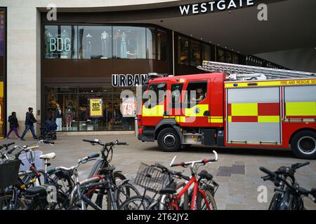 Feuerwehrauto vor dem Westgate Einkaufszentrum Oxford, England, nach Teilnahme an einem Treffen mit der Öffentlichkeit Großbritannien Stockfoto