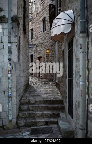 Montenegro, 2023. April: Blick auf eine typische enge Kopfsteinpflasterstraße der Altstadt von Kotor Stockfoto