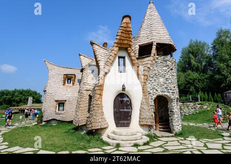 Porumbacu de Sus, Sibiu, Rumänien, 16. Juli 2021: Schloss von Clay aus dem Valey der Fähren (Castelul de Lut Valea Zanelor) in Siebenbürgen (Transilvani Stockfoto