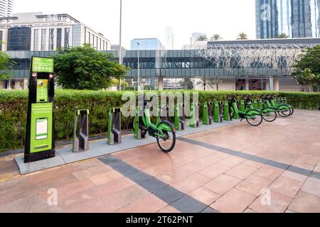 E-Bike-Ladestation in den Straßen von Dubai Stockfoto