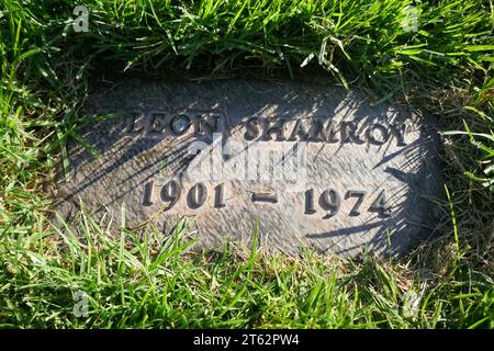 Los Angeles, Kalifornien, USA 6. November 2023 US-Repräsentant von Kalifornien Everett Glen Burkhalter Grave in Homeward Section im Forest Lawn Memorial Park Hollywood Hills am 6. November 2023 in Los Angeles, Kalifornien, USA. Foto: Barry King/Alamy Stock Photo Stockfoto