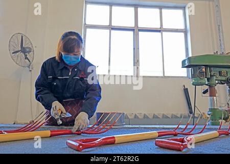 Stadt Tangshan - 1. November 2016: Arbeiter in der Stahlproduktion in einer Fabrik in der Stadt Tangshan, Provinz Hebei, China Stockfoto