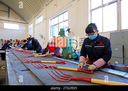 Stadt Tangshan - 1. November 2016: Arbeiter in der Stahlproduktion in einer Fabrik in der Stadt Tangshan, Provinz Hebei, China Stockfoto