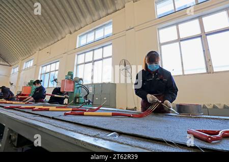 Stadt Tangshan - 1. November 2016: Arbeiter in der Stahlproduktion in einer Fabrik in der Stadt Tangshan, Provinz Hebei, China Stockfoto