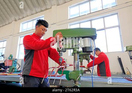 Stadt Tangshan - 1. November 2016: Arbeiter in der Stahlproduktion in einer Fabrik in der Stadt Tangshan, Provinz Hebei, China Stockfoto