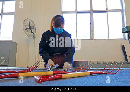 Stadt Tangshan - 1. November 2016: Arbeiter in der Stahlproduktion in einer Fabrik in der Stadt Tangshan, Provinz Hebei, China Stockfoto