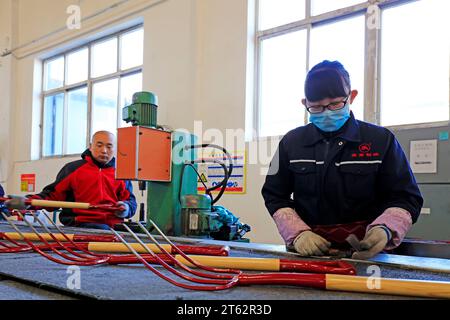 Stadt Tangshan - 1. November 2016: Arbeiter in der Stahlproduktion in einer Fabrik in der Stadt Tangshan, Provinz Hebei, China Stockfoto