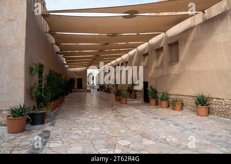 Blick auf enge, saubere Gassen zwischen traditionellen Steinhäusern in der Altstadt Souk Madinat Jumeirah, Al Fahidi, Dubai, VAE, Vereinigte Arabische Emirate Stockfoto