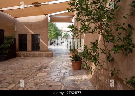 Blick auf enge, saubere Gassen zwischen traditionellen Steinhäusern in der Altstadt Souk Madinat Jumeirah, Al Fahidi, Dubai, VAE, Vereinigte Arabische Emirate Stockfoto