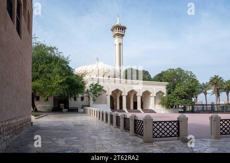 Blick auf enge, saubere Gassen zwischen traditionellen Steinhäusern in der Altstadt Souk Madinat Jumeirah, Al Fahidi, Dubai, VAE, Vereinigte Arabische Emirate Stockfoto