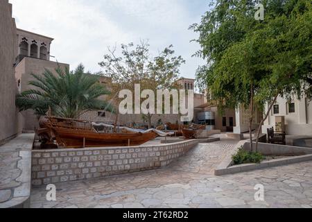 Blick auf enge, saubere Gassen zwischen traditionellen Steinhäusern in der Altstadt Souk Madinat Jumeirah, Al Fahidi, Dubai, VAE, Vereinigte Arabische Emirate Stockfoto