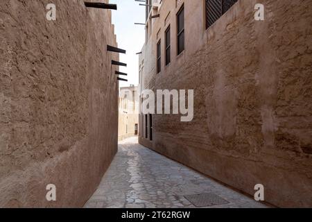 Blick auf enge, saubere Gassen zwischen traditionellen Steinhäusern in der Altstadt Souk Madinat Jumeirah, Al Fahidi, Dubai, VAE, Vereinigte Arabische Emirate Stockfoto