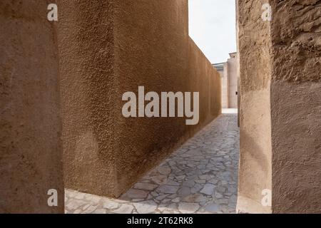 Blick auf enge, saubere Gassen zwischen traditionellen Steinhäusern in der Altstadt Souk Madinat Jumeirah, Al Fahidi, Dubai, VAE, Vereinigte Arabische Emirate Stockfoto