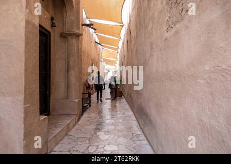 Blick auf enge, saubere Gassen zwischen traditionellen Steinhäusern in der Altstadt Souk Madinat Jumeirah, Al Fahidi, Dubai, VAE, Vereinigte Arabische Emirate Stockfoto