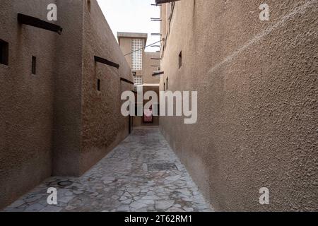 Blick auf enge, saubere Gassen zwischen traditionellen Steinhäusern in der Altstadt Souk Madinat Jumeirah, Al Fahidi, Dubai, VAE, Vereinigte Arabische Emirate Stockfoto