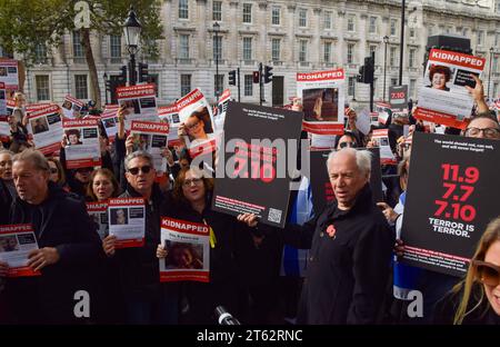 London, Großbritannien. November 2023. Demonstranten versammeln sich vor der Downing Street und fordern die Freilassung israelischer Geiseln, die von der Hamas in Gaza festgehalten wurden, am einmonatigen Jahrestag des Angriffs der Hamas auf Israel. Quelle: Vuk Valcic/Alamy Live News Stockfoto