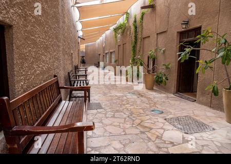 Blick auf enge, saubere Gassen zwischen traditionellen Steinhäusern in der Altstadt Souk Madinat Jumeirah, Al Fahidi, Dubai, VAE, Vereinigte Arabische Emirate Stockfoto