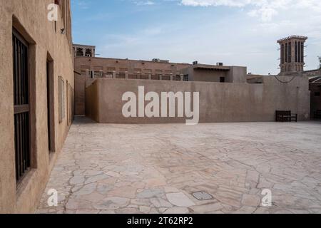 Blick auf enge, saubere Gassen zwischen traditionellen Steinhäusern in der Altstadt Souk Madinat Jumeirah, Al Fahidi, Dubai, VAE, Vereinigte Arabische Emirate Stockfoto