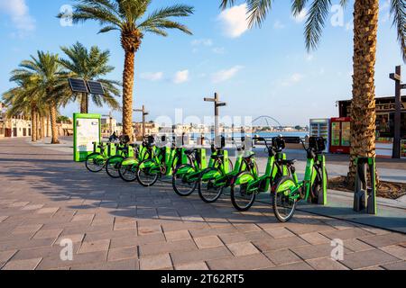 E-Bike-Ladestation in den Straßen von Dubai Stockfoto