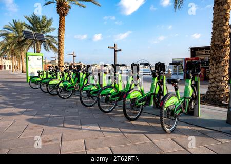 E-Bike-Ladestation in den Straßen von Dubai Stockfoto