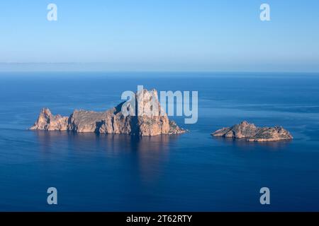 Blick auf die Inseln es Vedra und es Vedranell auf Ibiza, Balearen, Spanien. Stockfoto