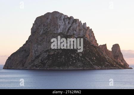 Blick auf die Inseln es Vedra und es Vedranell auf Ibiza, Balearen, Spanien. Stockfoto