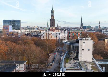 Hamburg, Deutschland - 26. November 2018: Luftaufnahme mit modernen und alten Gebäuden am Tag Stockfoto